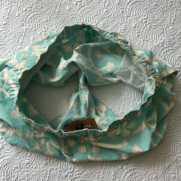 Patagonia NWT Woman’s Barely Baggies Shorts Size XL - Picture 5 of 8